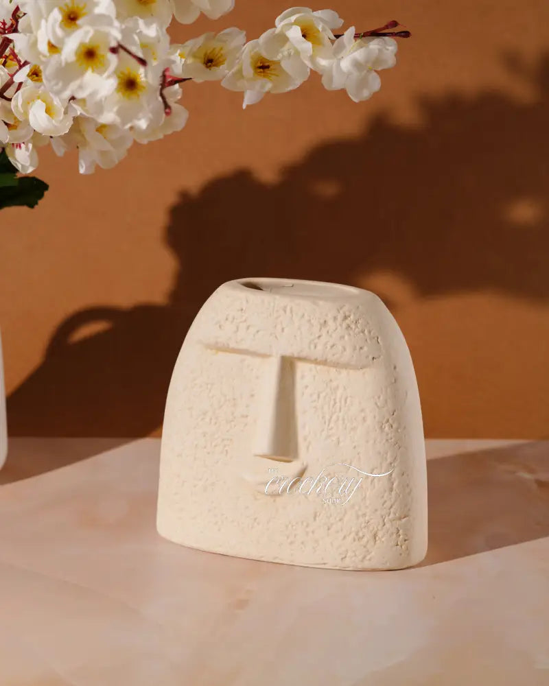 Elegant ceramic face vase for home decor – a modern and artistic statement piece.